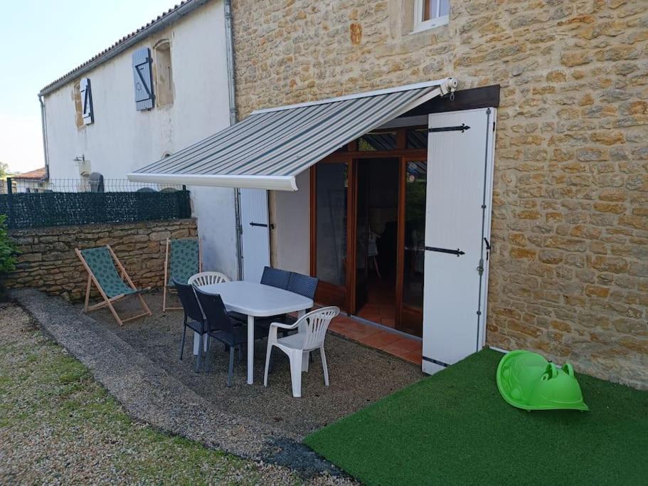Charmante Maison En Pierres Sainte-Radégonde-des-Noyers Dış mekan fotoğraf