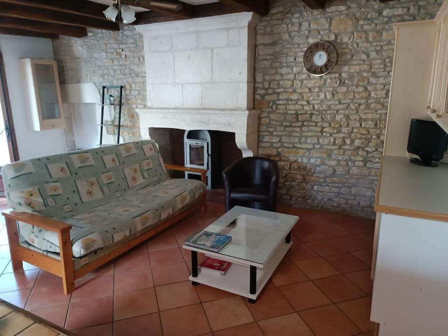 Charmante Maison En Pierres Sainte-Radégonde-des-Noyers Dış mekan fotoğraf