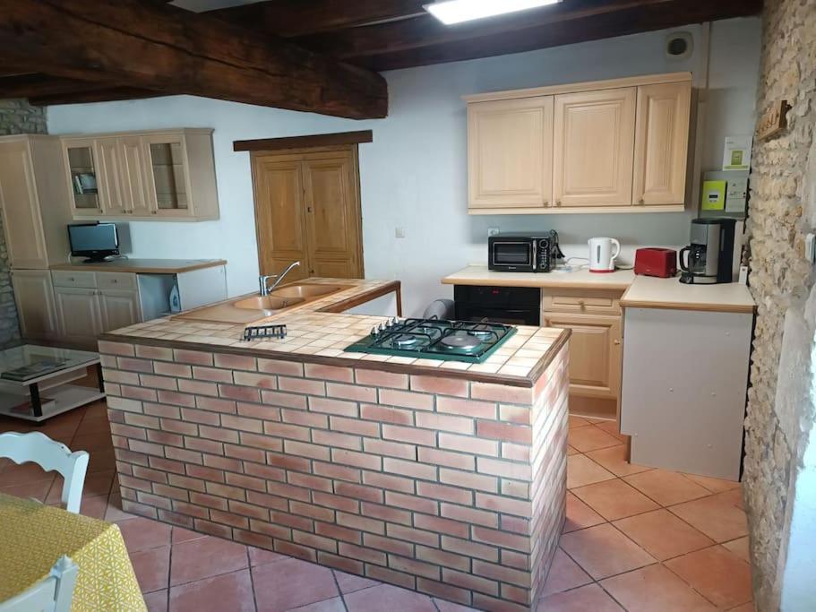 Charmante Maison En Pierres Sainte-Radégonde-des-Noyers Dış mekan fotoğraf
