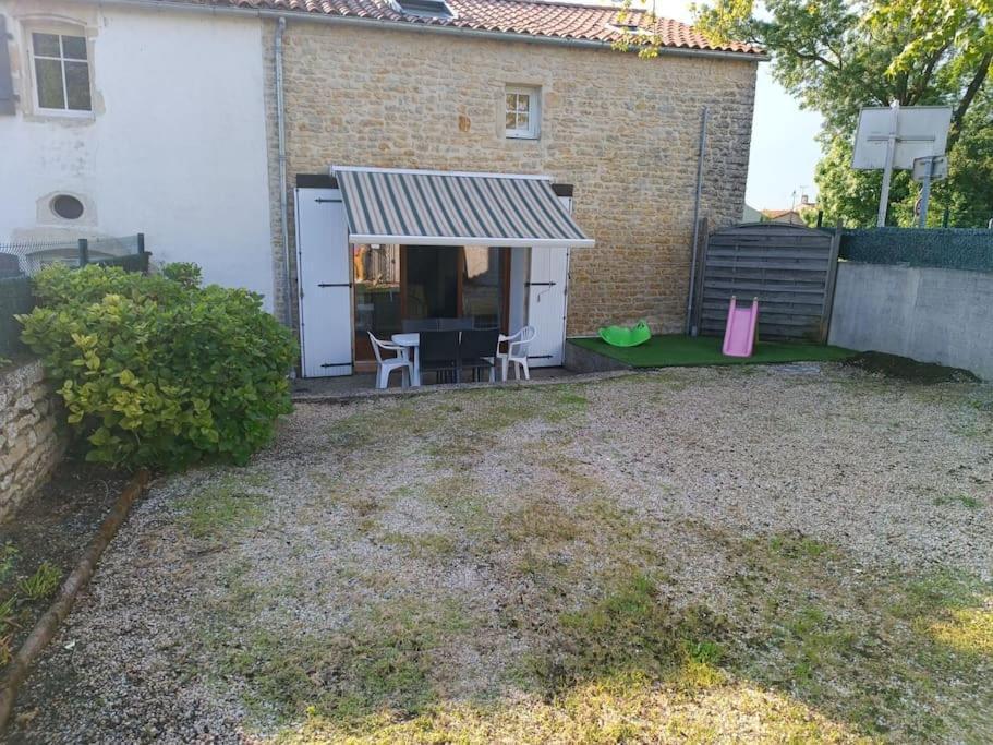 Charmante Maison En Pierres Sainte-Radégonde-des-Noyers Dış mekan fotoğraf