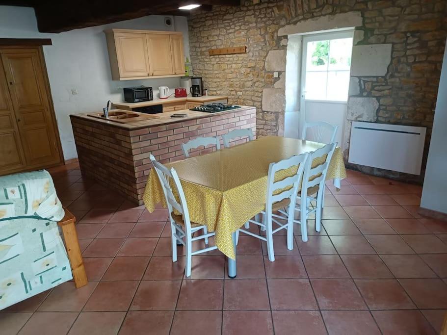 Charmante Maison En Pierres Sainte-Radégonde-des-Noyers Dış mekan fotoğraf