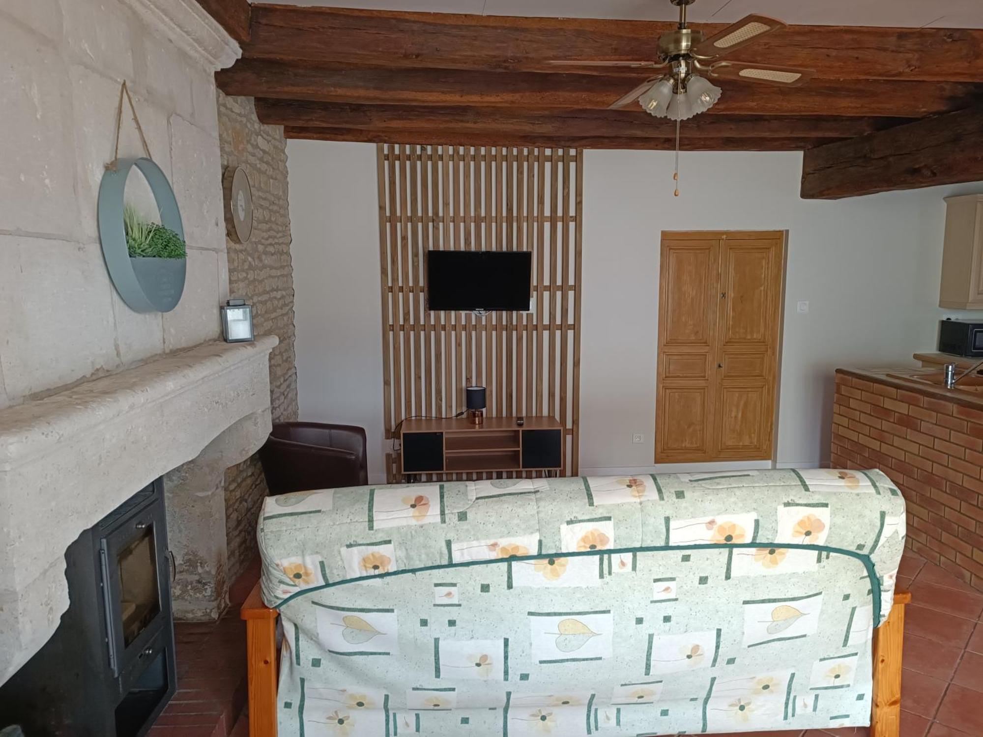 Charmante Maison En Pierres Sainte-Radégonde-des-Noyers Dış mekan fotoğraf